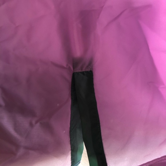 NWT NIKE PACKABLE WINDBREAKER - Picture 3 of 10